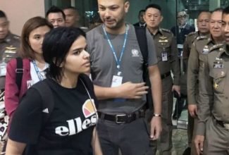 Rahaf al-Qunun: Saudi woman ends airport hotel standoff