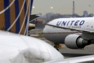 United Airlines moves closer to saving pilot jobs, American pleads for more gov't aid