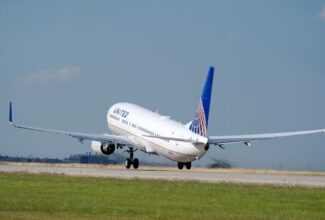 United To Award Millions of Miles To Healthcare Workers