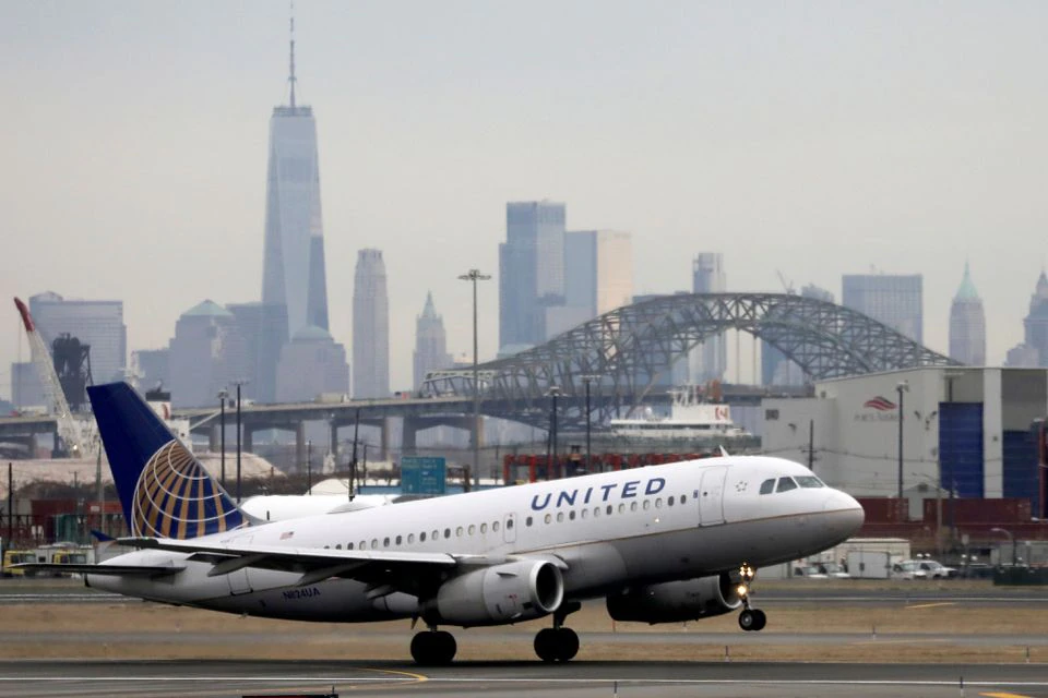 United to split 200-jet order between Boeing's 737 MAX 8 and Airbus A321neo jets