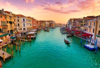 Venice Plans To Charge Tourist Entry Fees