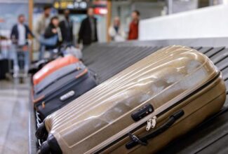 Qantas Asks Executives to Volunteer for Bag Duty