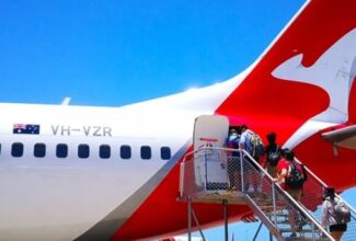 Qantas apologizes to travelers for operational challenges