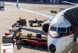 Qantas asks execs to take on ground handling roles to ease staff shortages