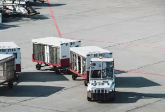 Qantas executives asked to fill in for missing ground crew amid staff shortages