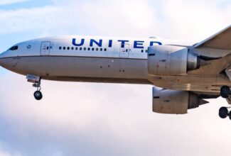 United Airlines 777-200ER taking off from Maui plunged to within 800 feet of the Pacific Ocean