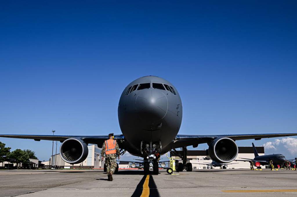 U.S. Air Force KC-46 tanker’s boom breaks while refueling fighter jet ...