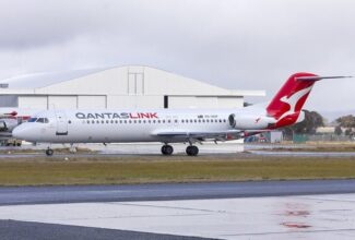 Qantas flight to Kalgoorlie forced back to Perth after takeoff