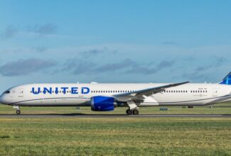 Boeing hands over a 787 to United Airlines despite delivery pause