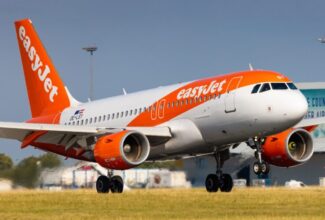 EasyJet struggles posts loss despite revenue surge