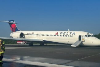 Delta Pilot Executes Impressive Emergency Landing as 717 Nose Landing Gear Fails to Deploy