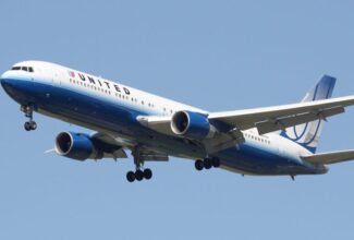 FAA Investigates Rare Incident: Emergency Slide Falls from Landing United Airlines Jet in Chicago