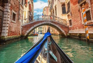 Venice Gondola Capsizes: Selfie-Taking Tourists Ignoring Gondolier's Warnings